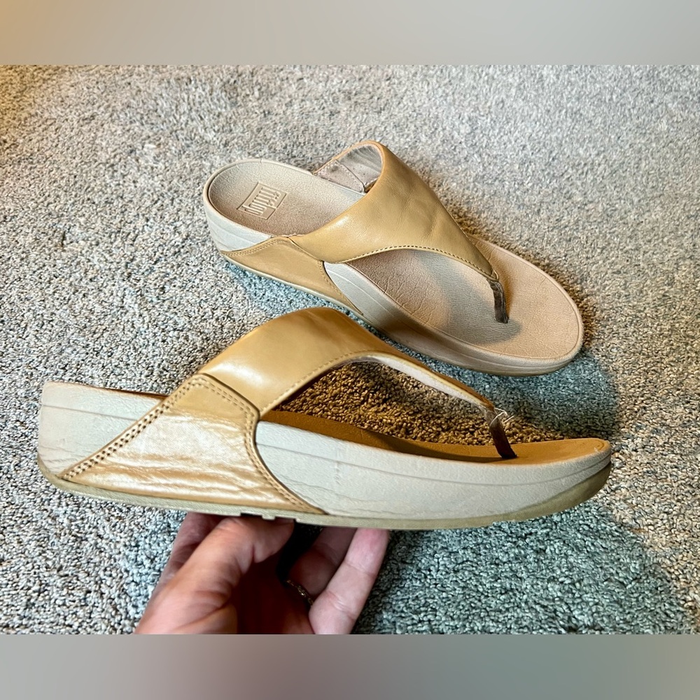 FitFlop Lulu Tan Beige Women’s Size 9 Leather Toe-post Thong Wedge Sandal